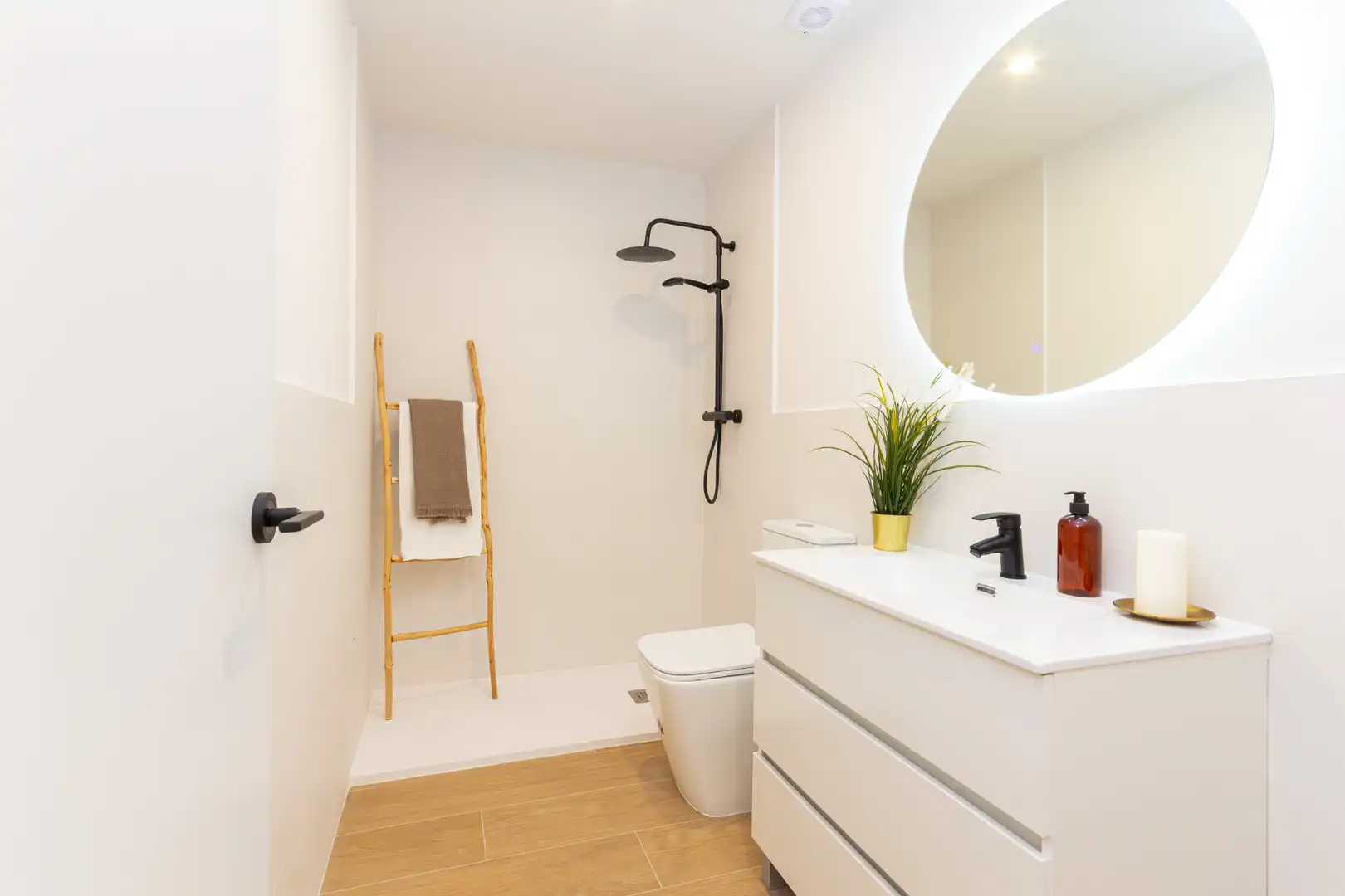 Bathroom of Houses for sale in Terrassa  with Heating, Parquet flooring and Oven