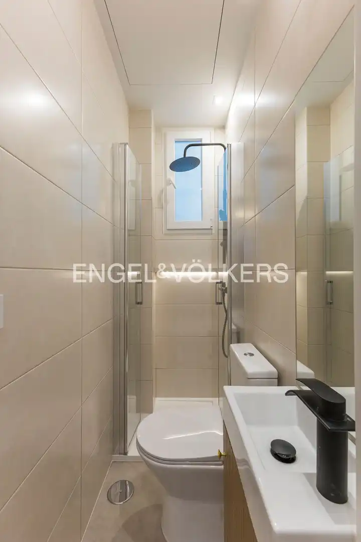 Bathroom of Flat for sale in Madrid  with Air Conditioner and Heating