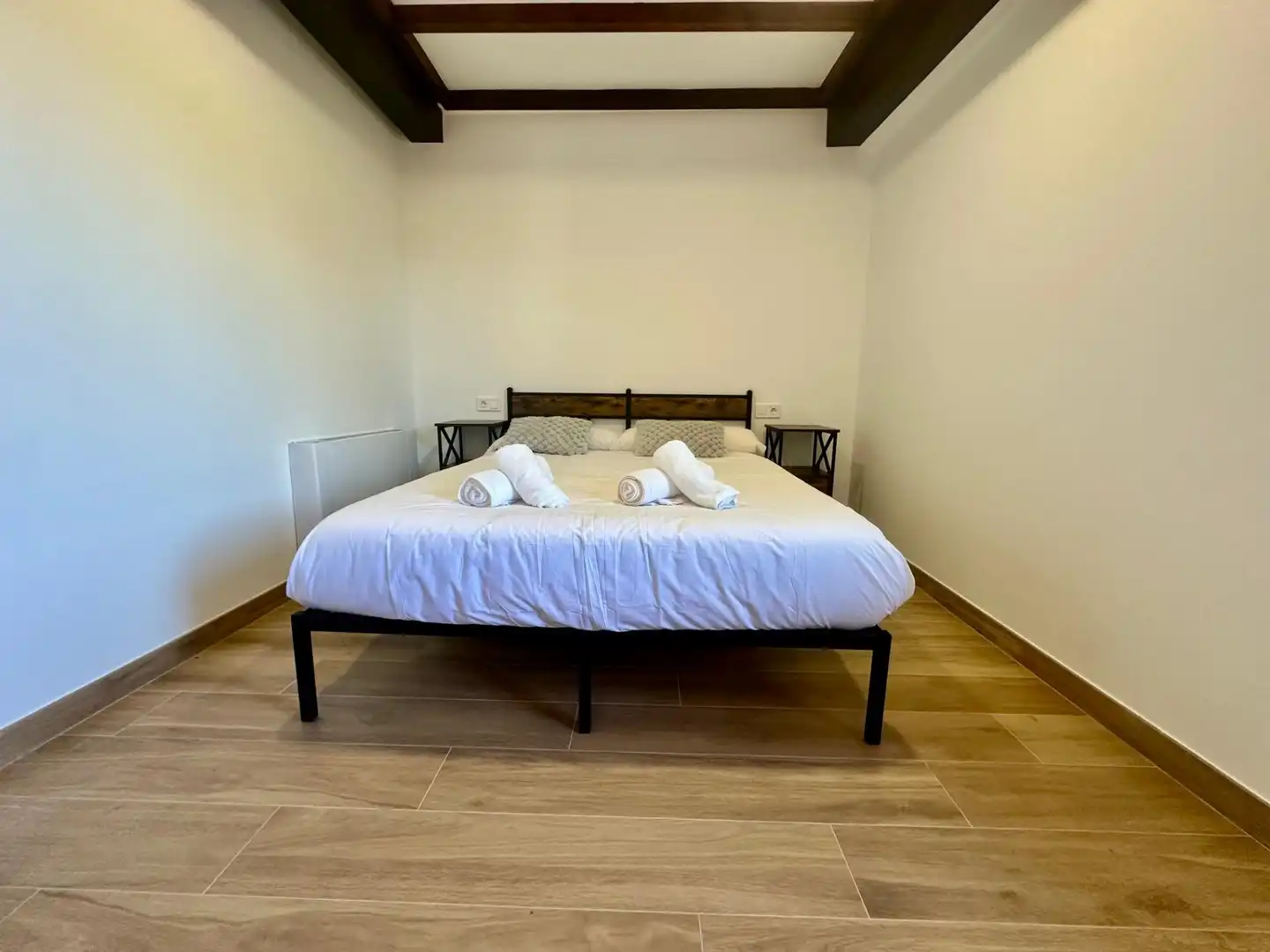 Schlafzimmer von Erdgeschoss zur Miete in Miengo mit Privatgarten, Terrasse und Möbliert