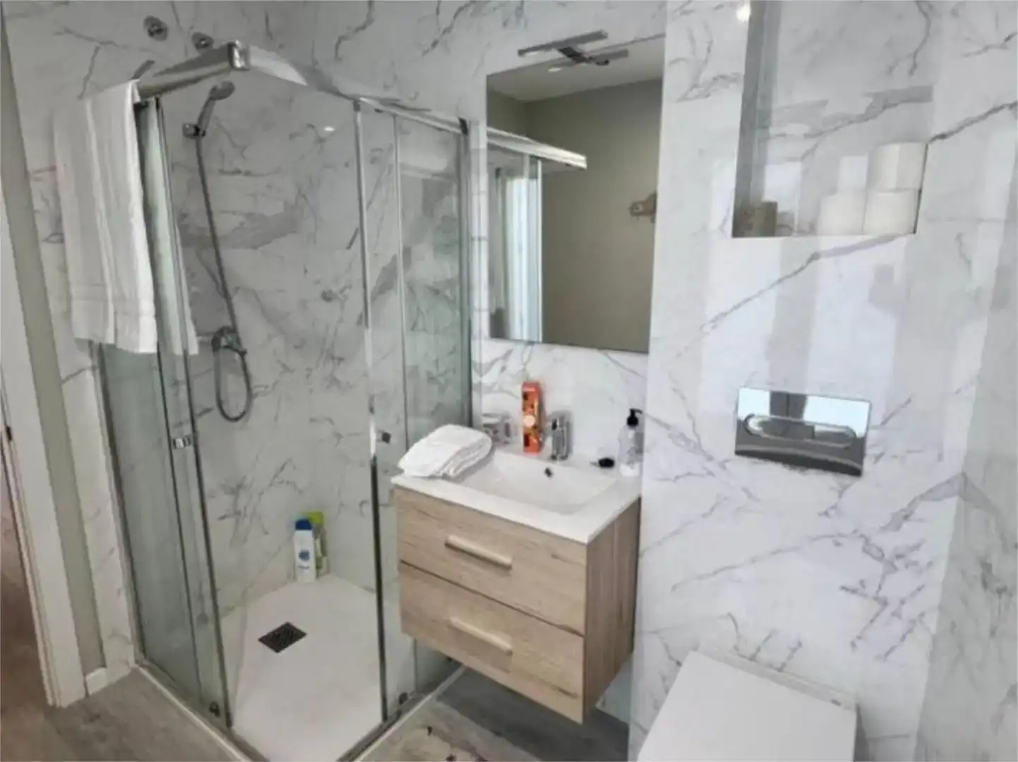 Badezimmer von Wohnungen zur Miete in Foz