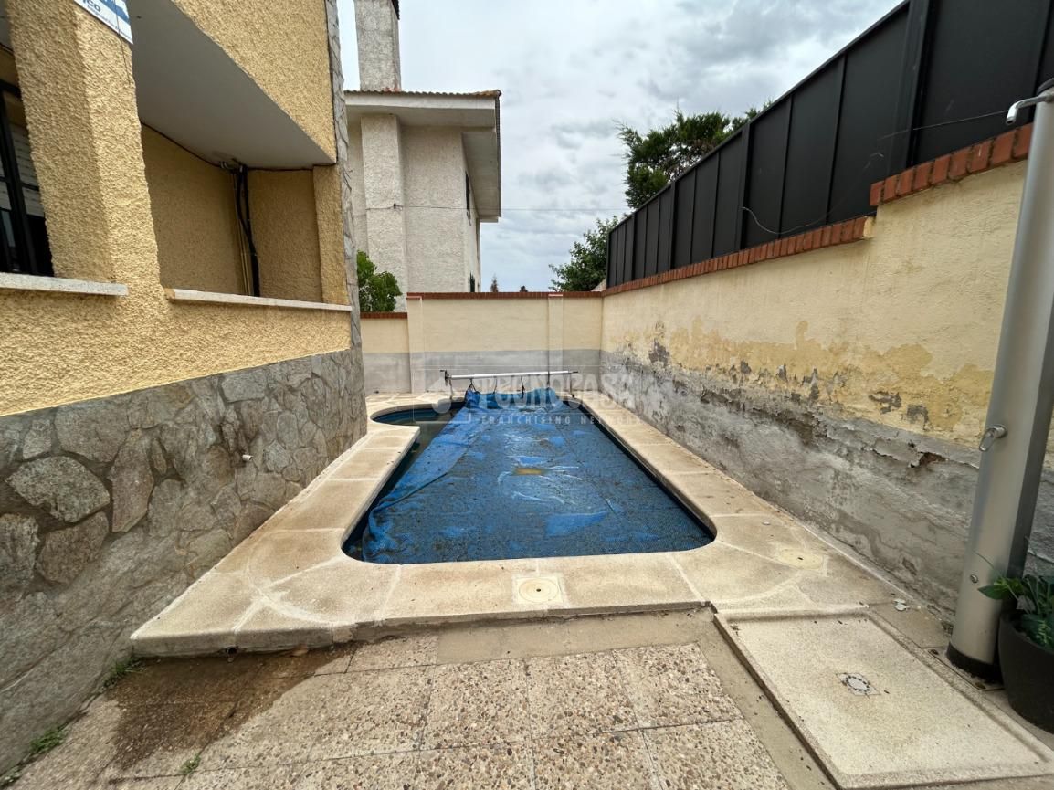 Piscina de Casa o xalet en venda en Loeches