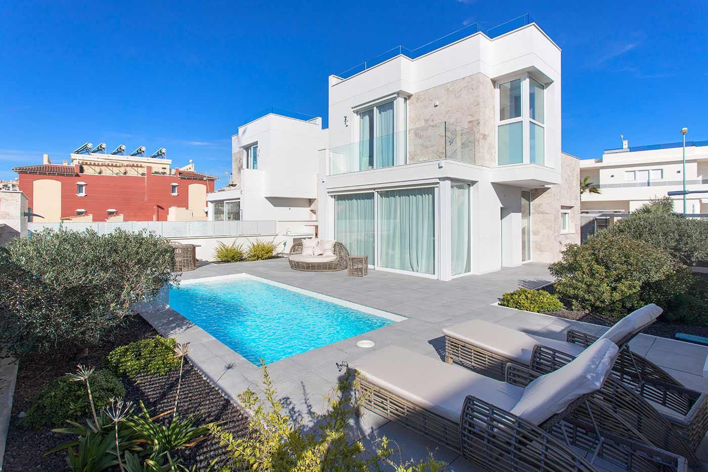 Exterior view of House or chalet for sale in Torrevieja  with Air Conditioner, Private garden and Terrace