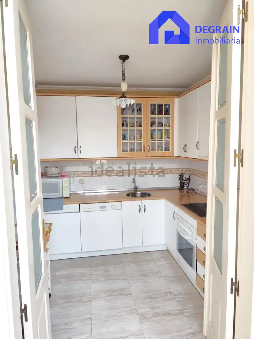 Cocina de Piso en venta en Oviedo  con Balcón