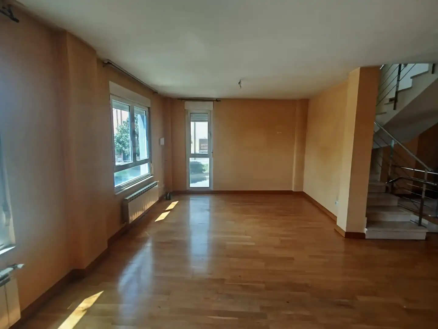 Sala de estar de Casa adosada en venta en Sariegos con Calefacción, Jardín privado y Terraza