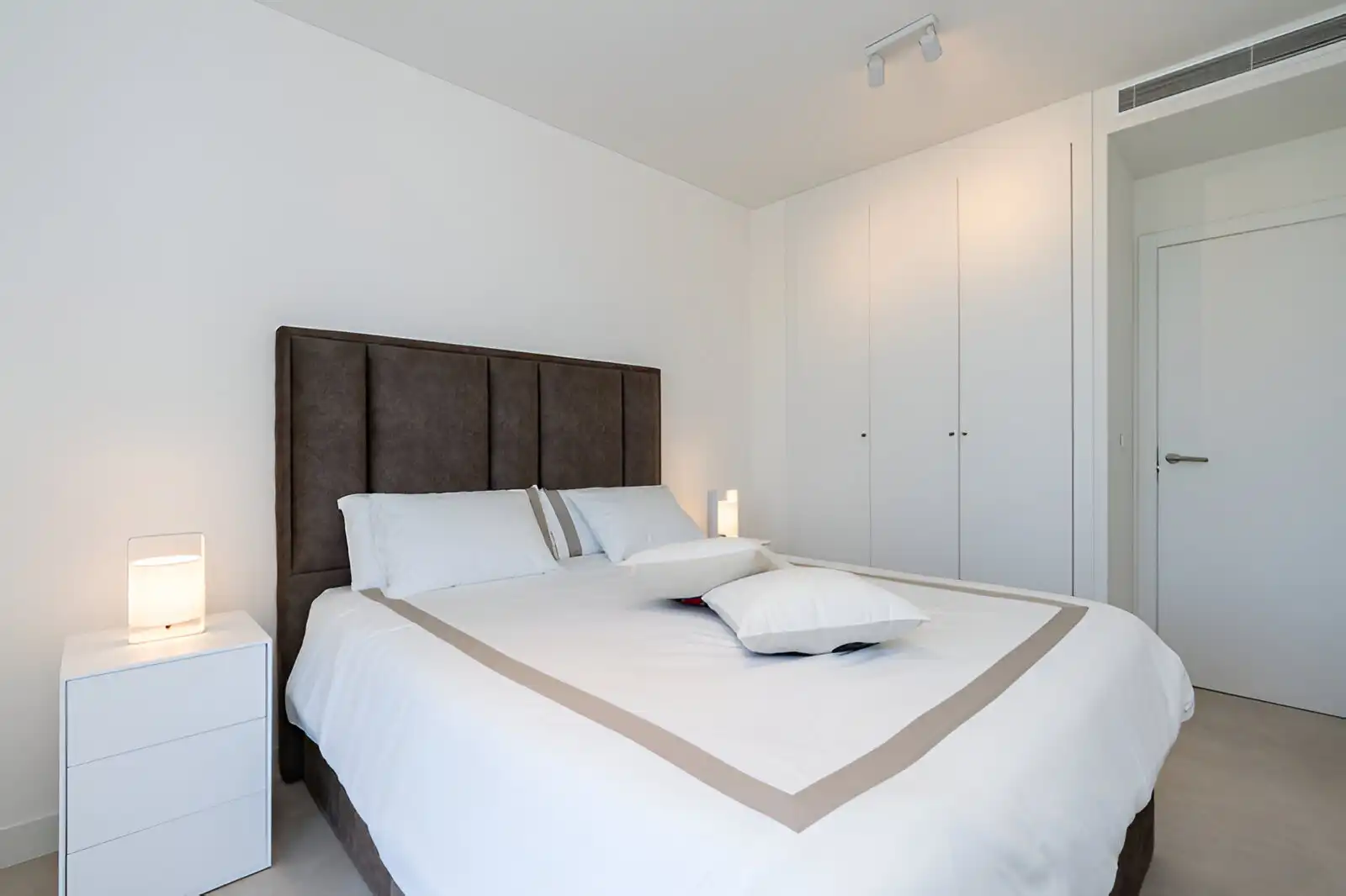 Schlafzimmer von Erdgeschoss zum Verkauf in Casares mit Klimaanlage, Privatgarten und Terrasse
