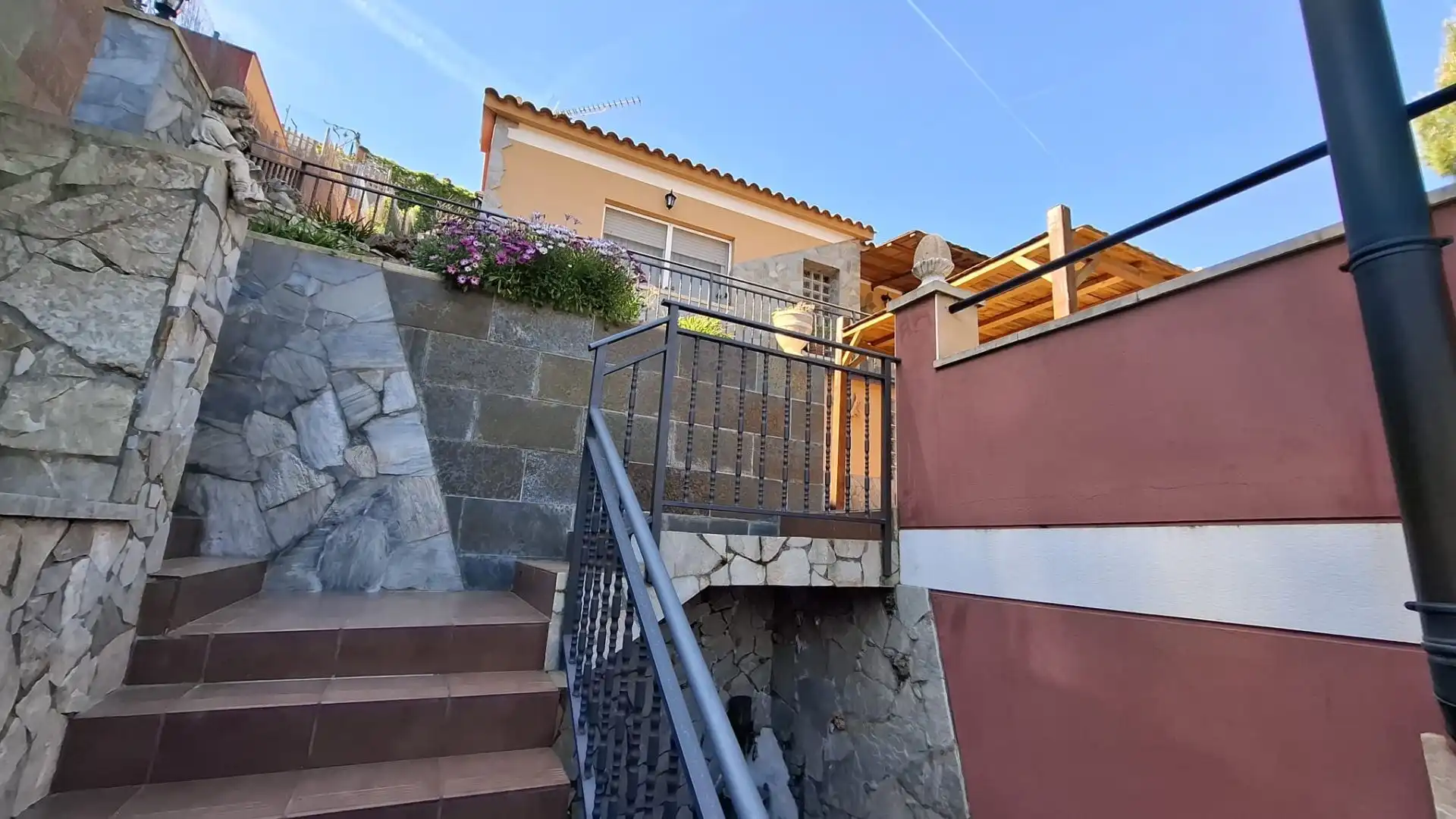 Vista exterior de Casa o chalet en venta en Vallirana con Calefacción y Terraza