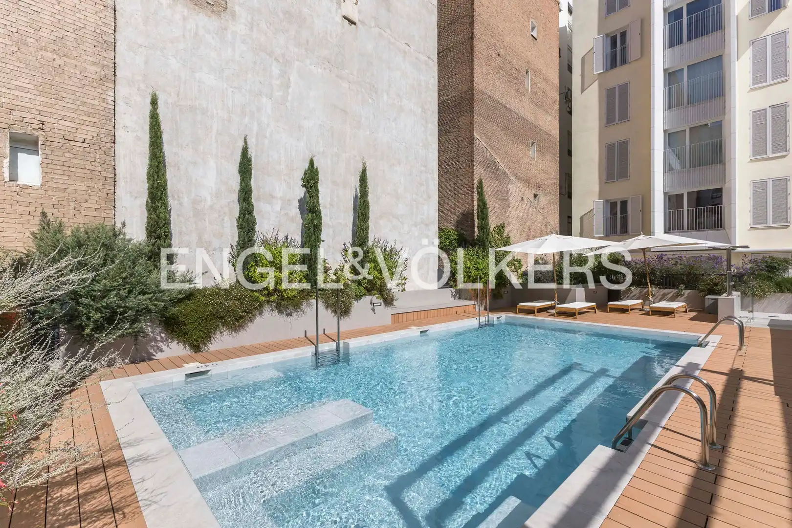 Piscina de Dúplex en venda en Madrid amb Aire condicionat, Calefacció i Jardí privat