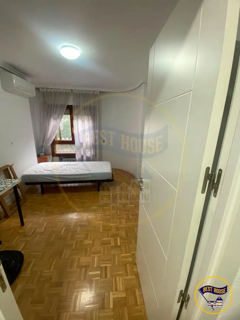 Bedroom of Flat for share in Cuenca  with Air Conditioner, Heating and Parquet flooring
