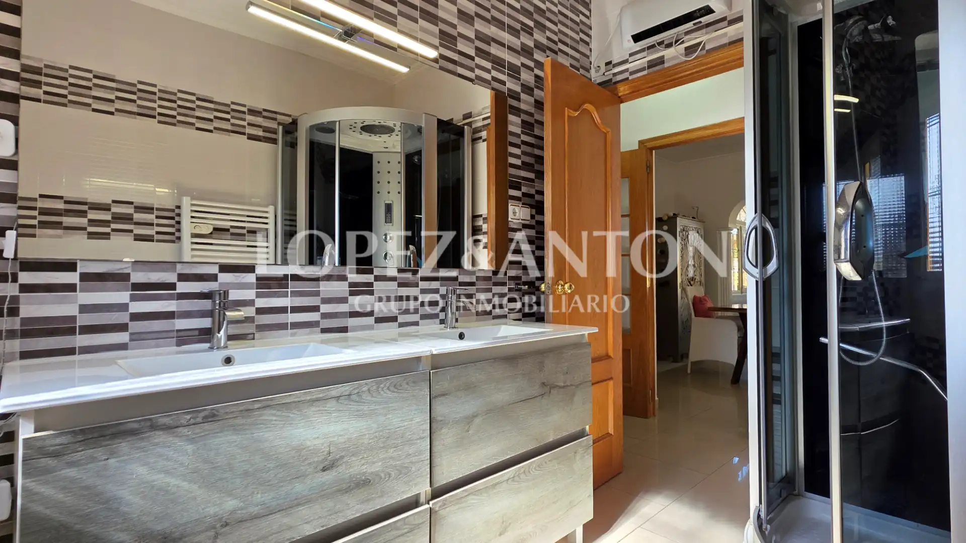 Bathroom of Houses for sale in L'Eliana  with Air Conditioner, Heating and Private garden