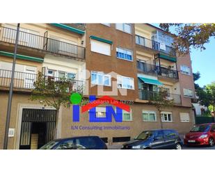 Vista exterior de Pis en venda en Las Navas del Marqués  amb Parquet, Terrassa i Traster