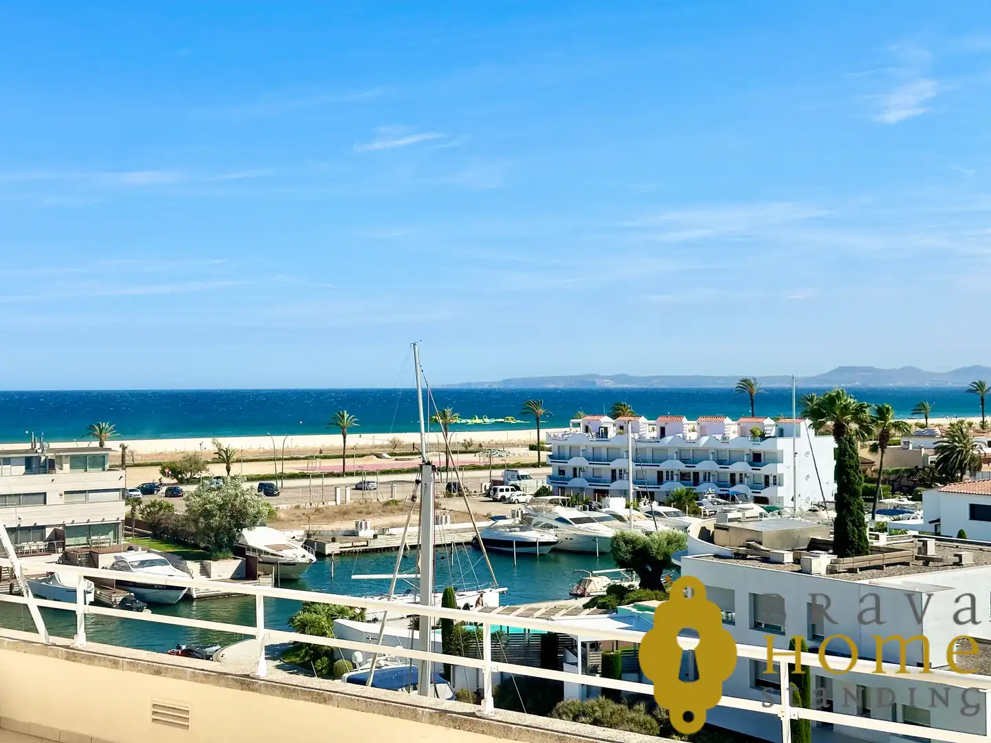 Vista exterior de Pis en venda en Empuriabrava amb Aire condicionat, Terrassa i Piscina comunitària