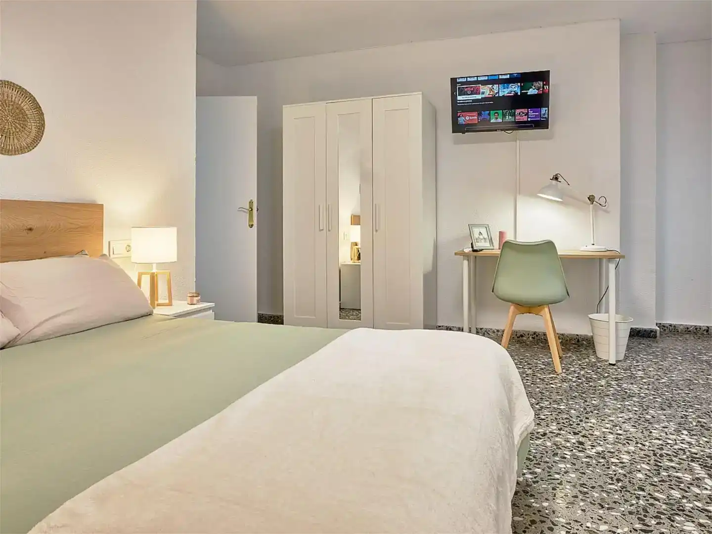 Bedroom of Flat for share in Casco Urbano