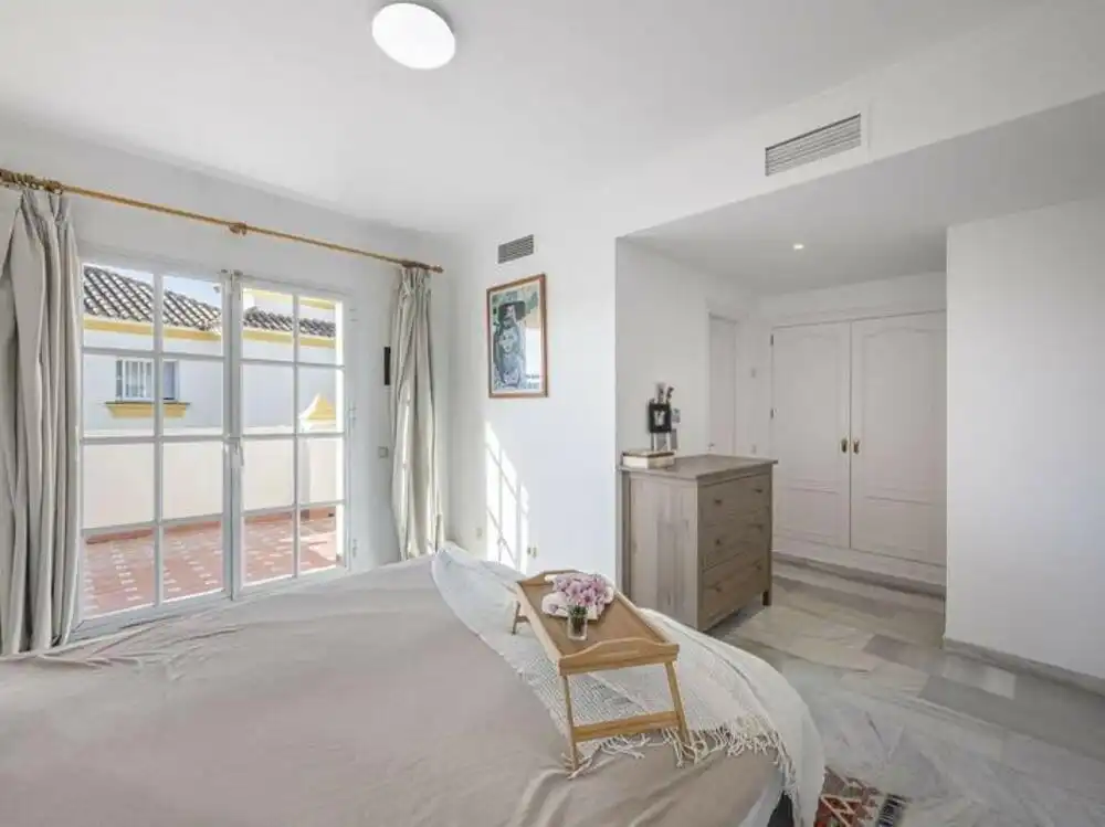 Dormitori de Casa adosada en venda en Estepona amb Aire condicionat, Terrassa i Piscina