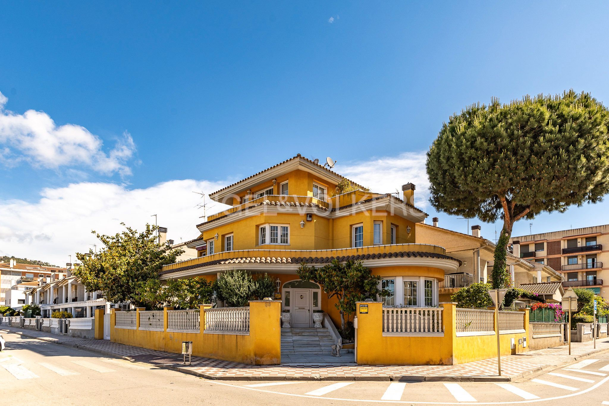 Vista exterior de Casa o xalet en venda en Pineda de Mar amb Calefacció, Jardí privat i Parquet