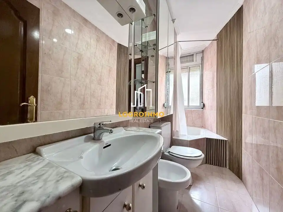 Baño de Piso en venta en  Logroño con Aire acondicionado, Calefacción y Balcón