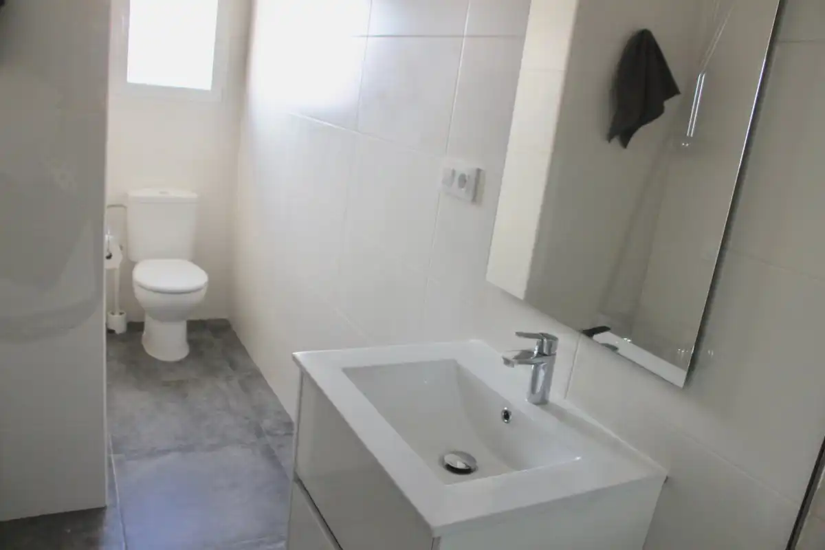 Badezimmer von Wohnungen zur Miete in Alfara del Patriarca mit Klimaanlage, Heizung und Möbliert