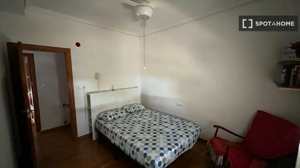 Habitación de Piso de alquiler en La Pobla de Vallbona con Aire acondicionado, Calefacción y Amueblado