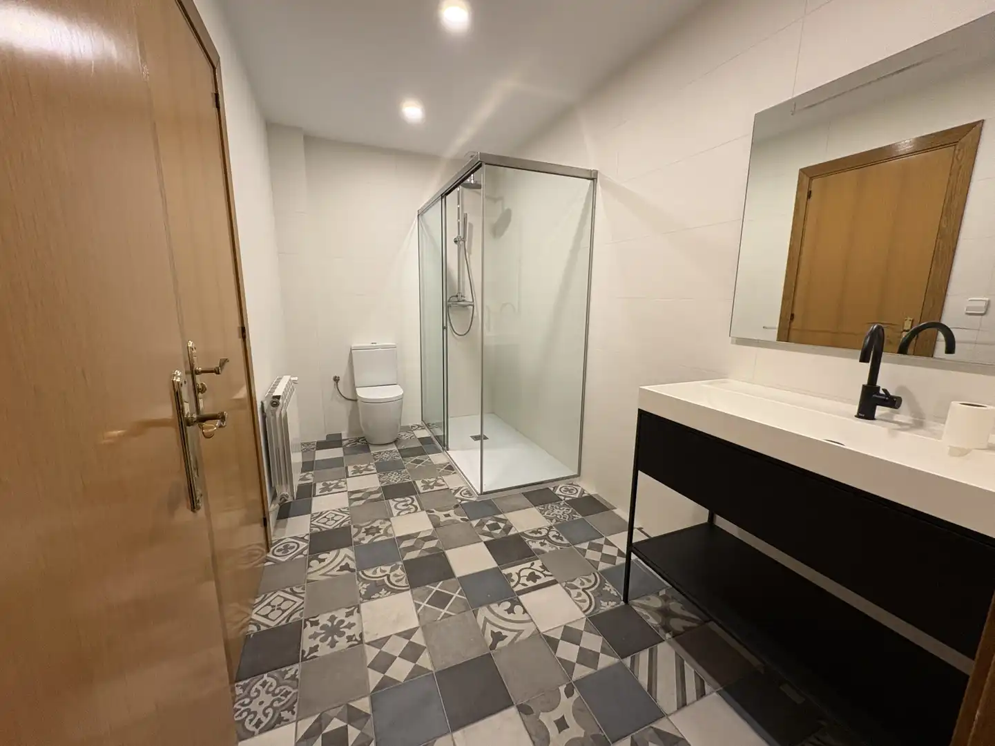 Badezimmer von Dachboden zum Verkauf in Centelles mit Klimaanlage, Heizung und Terrasse