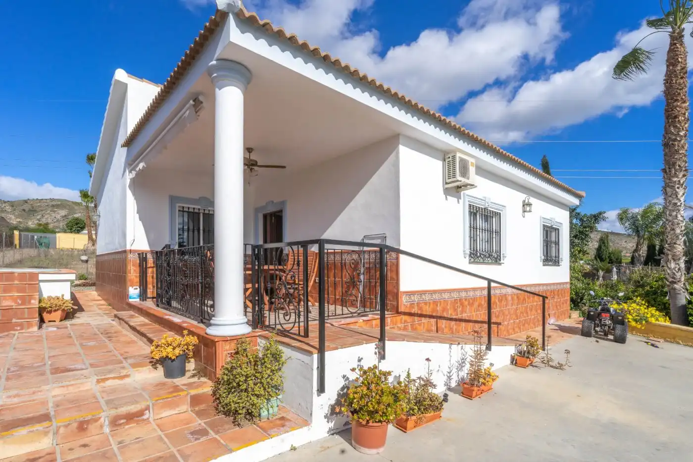 Vista exterior de Casa o xalet de lloguer en Alhaurín de la Torre amb Aire condicionat, Calefacció i Jardí privat