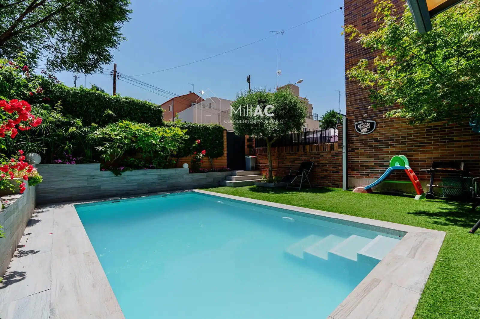 Piscina de Casa adosada en venta en Madrid con Aire acondicionado, Calefacción y Jardín privado