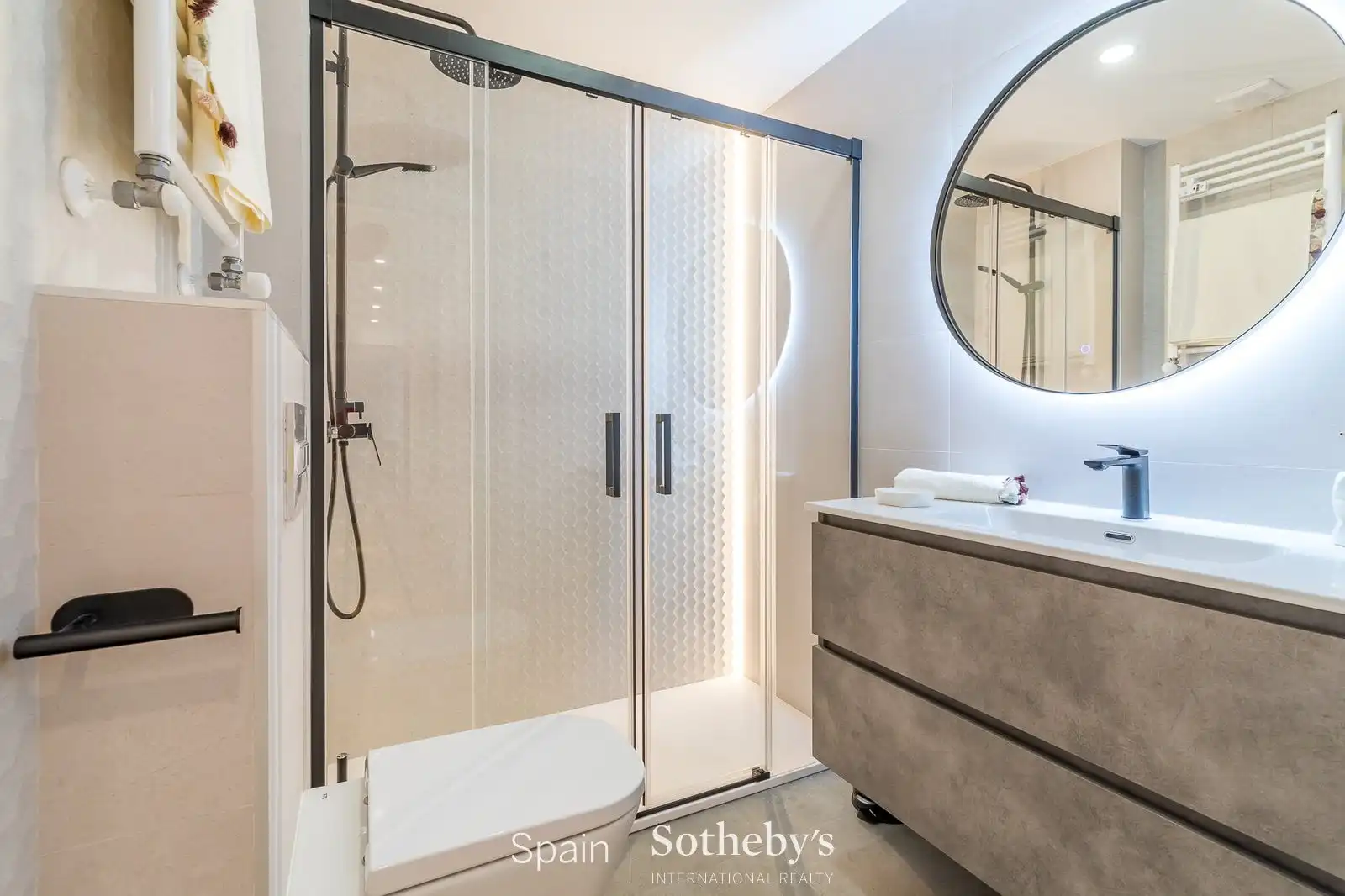 Bany de Apartament de lloguer en Madrid amb Aire condicionat, Calefacció i Terrassa