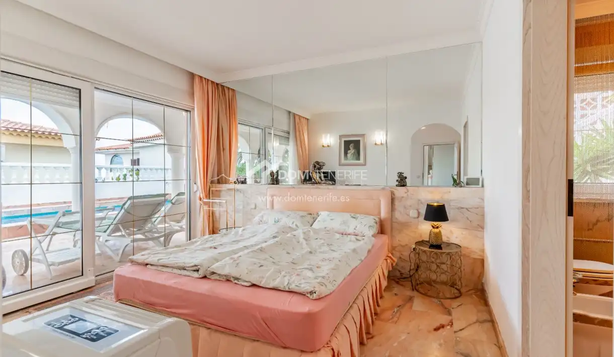 Habitación de Casa o chalet en venta en Arona con Terraza, Piscina y Amueblado