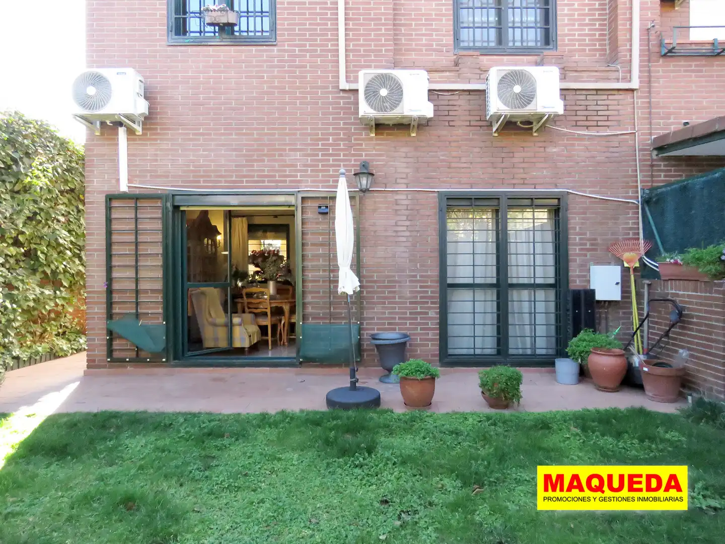 Jardí de Casa adosada en venda en Alcorcón amb Aire condicionat, Calefacció i Jardí privat