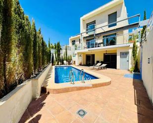 Vista exterior de Casa o xalet en venda en El Campello amb Aire condicionat, Terrassa i Piscina