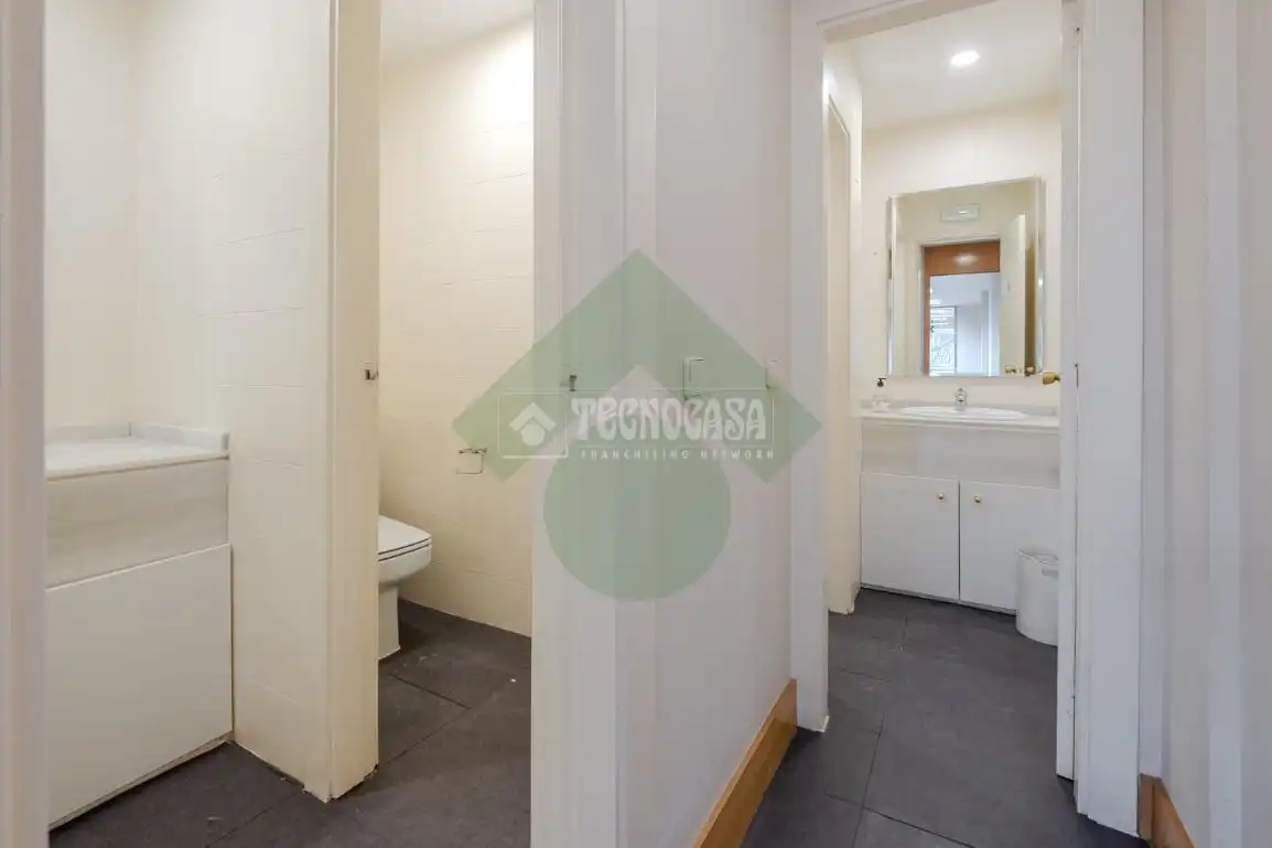 Badezimmer von Büro zur Miete in Madrid mit Klimaanlage und Heizung