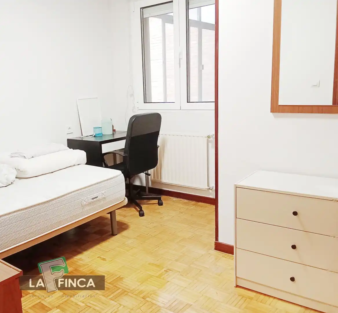 Dormitori de Pis de lloguer en Oviedo  amb Calefacció, Parquet i Terrassa