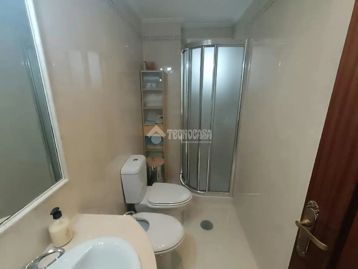 Bany de Dúplex en venda en Sevilla amb Aire condicionat, Terrassa i Moblat