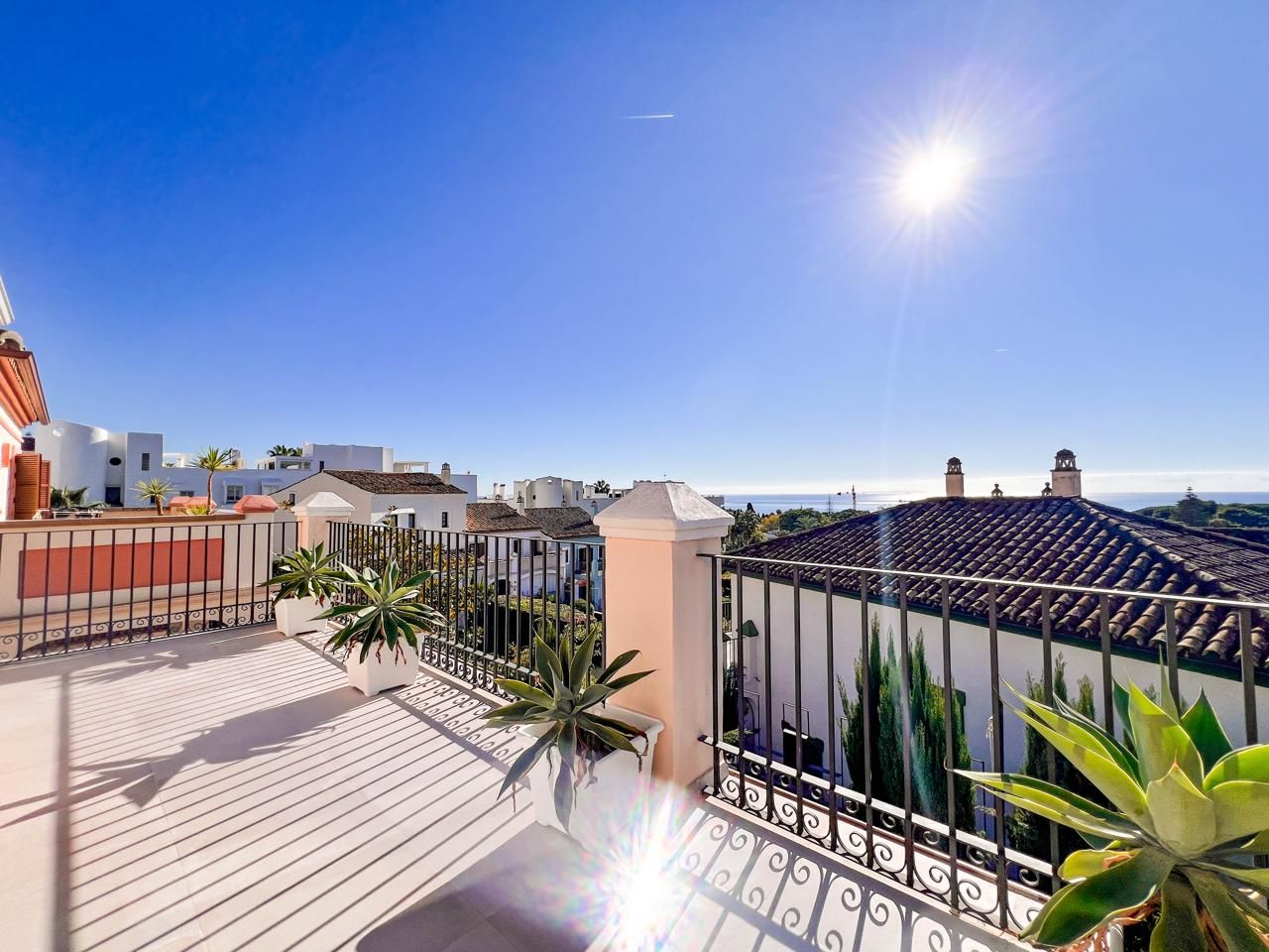 Vista exterior de Casa adosada en venda en Marbella amb Aire condicionat, Calefacció i Jardí privat