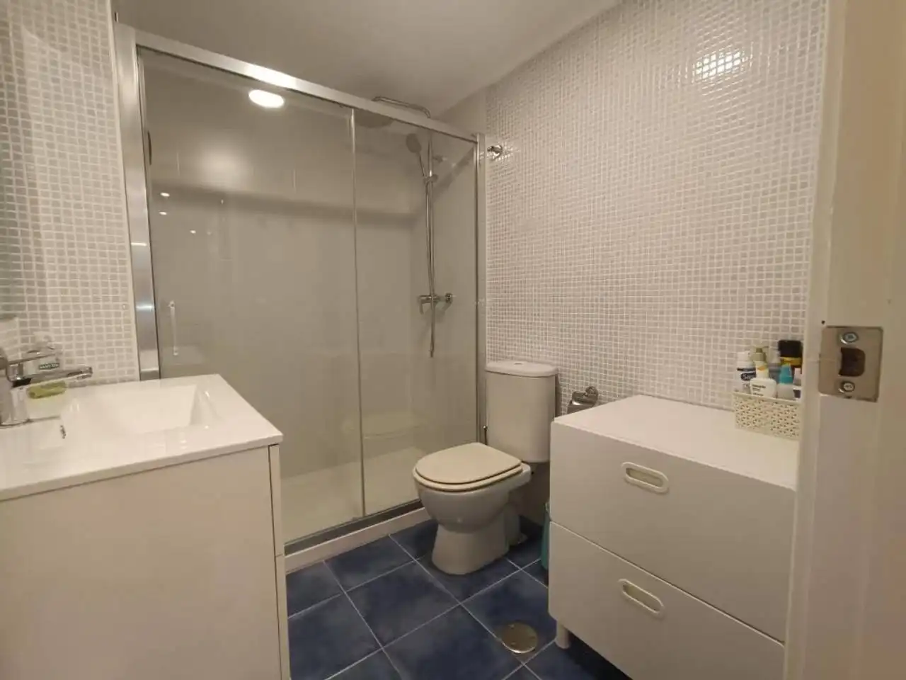 Bany de Apartament de lloguer en El Campello amb Aire condicionat, Terrassa i Moblat