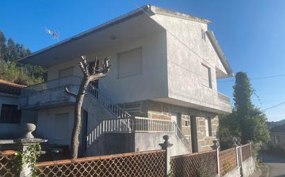 Vista exterior de Casa o xalet en venda en A Cañiza   amb Jardí privat, Traster i Moblat