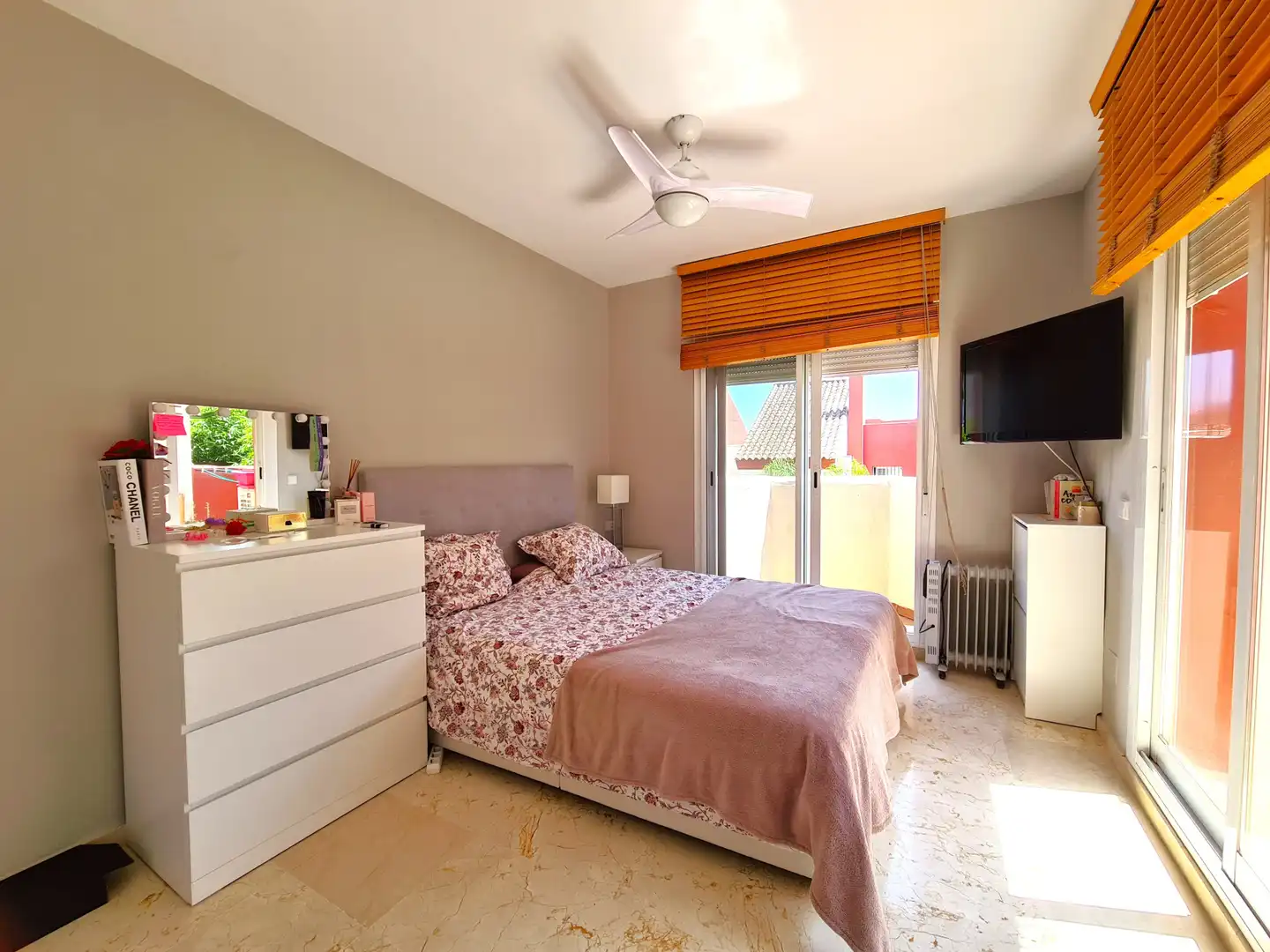 Bedroom of Detached homes for sale in Estepona  with Air Conditioner, Private garden and Terrace