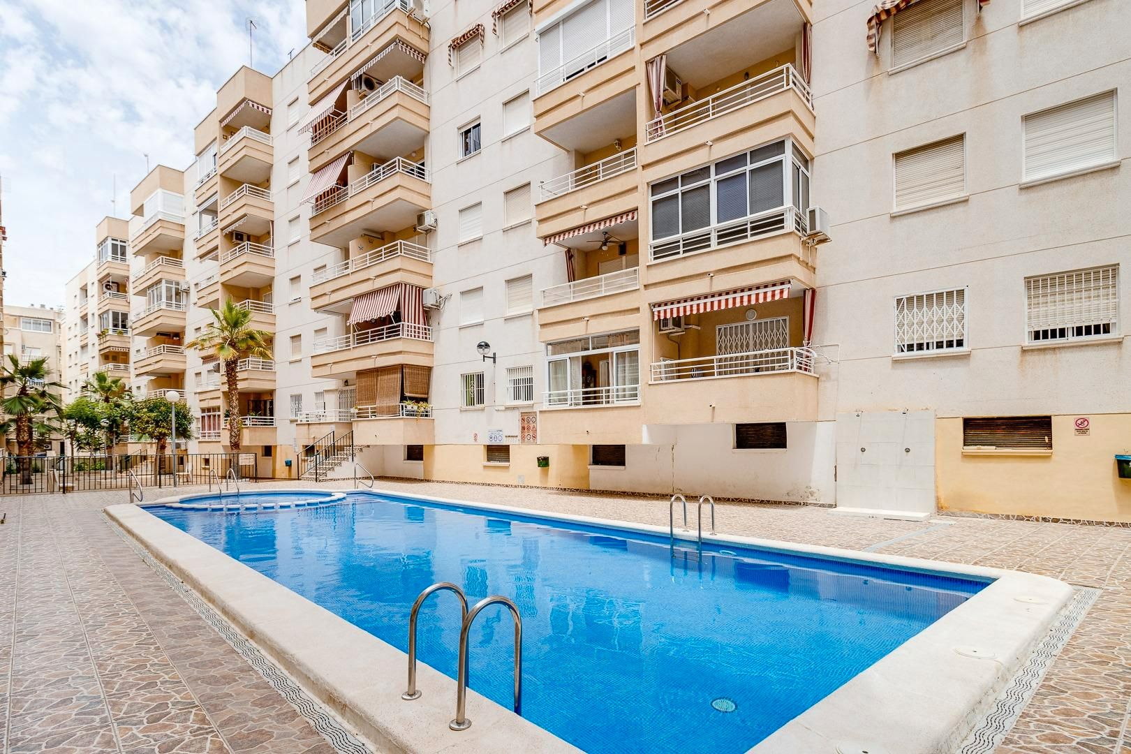 Piscina de Pis en venda en Torrevieja amb Moblat