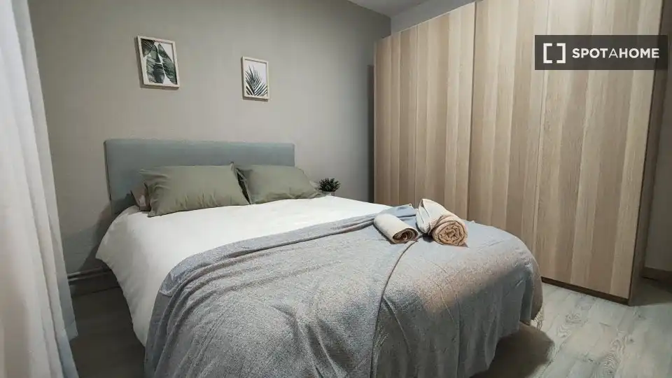 Bedroom of Flat for share in Madrid  with Air Conditioner, Terrace and Furnished