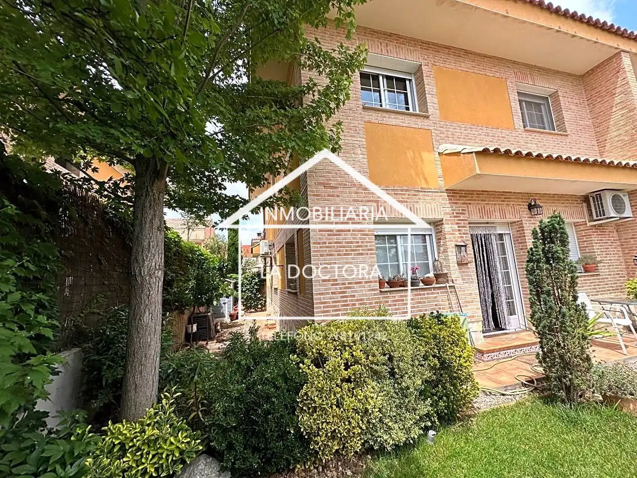 Casa adosada en venta en Erillas, Nombela
