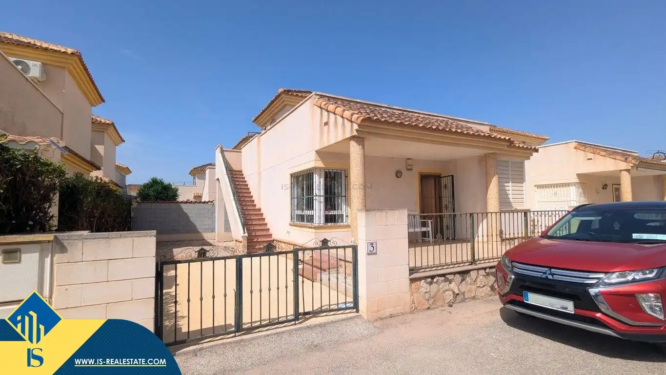 Detached house with pool for sale in Algorfa