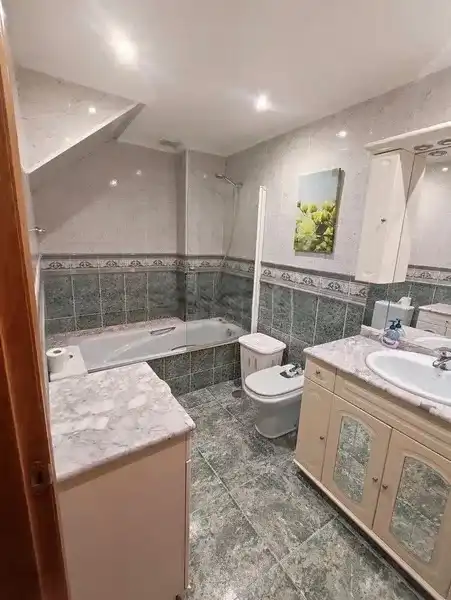 Baño de Casa adosada en venta en Oviedo  con Trastero