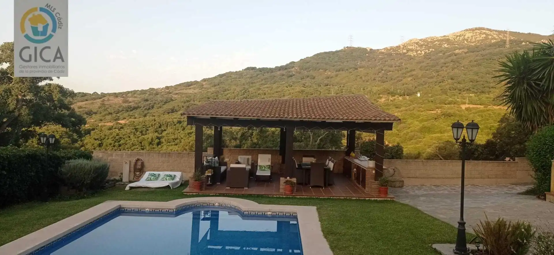 Terrassa de Casa o xalet en venda en Algeciras amb Aire condicionat, Jardí privat i Piscina