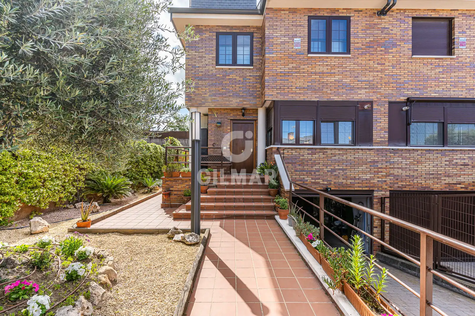 Außenansicht von Einfamilien-Reihenhaus zum Verkauf in Arroyomolinos (Madrid) mit Heizung, Privatgarten und Schwimmbad