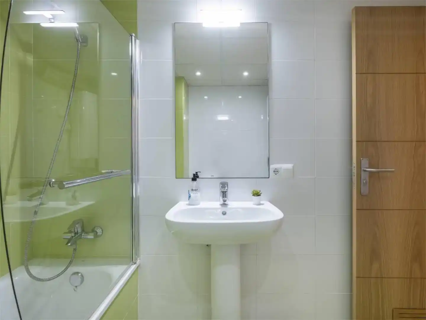 Baño de Piso de alquiler en Vélez-Málaga con Aire acondicionado, Piscina y Amueblado