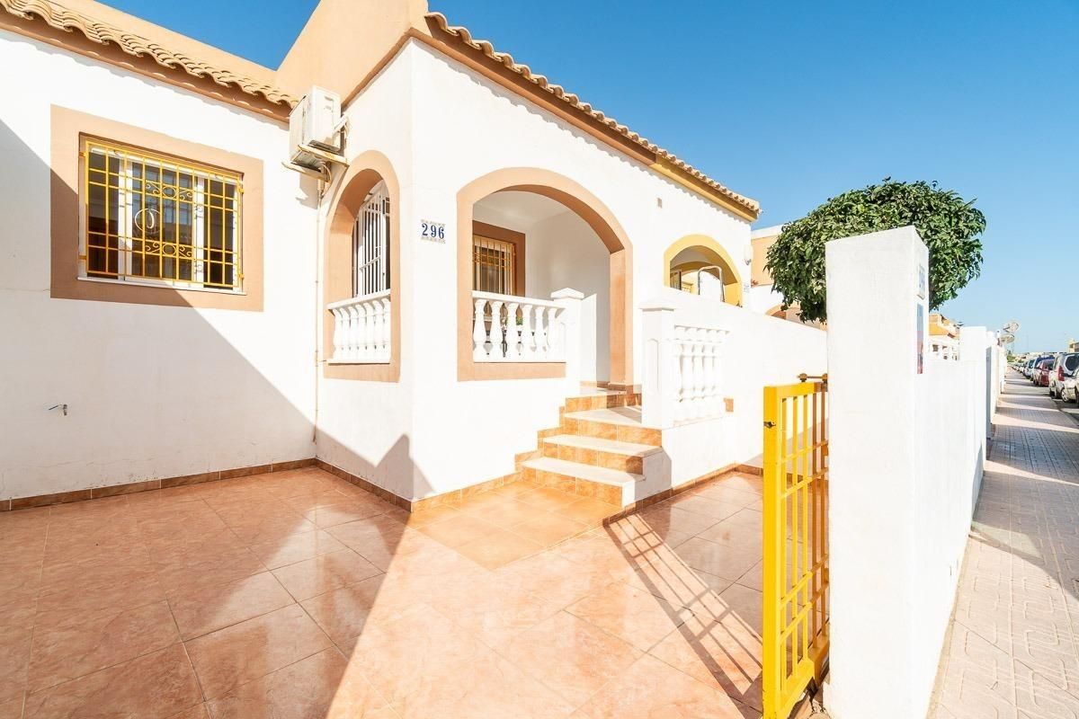 Exterior view of Single-family semi-detached for sale in Torrevieja  with Air Conditioner, Private garden and Terrace