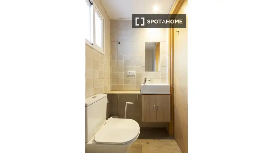 Bathroom of Flat for rent in Madrid  with Air Conditioner, Heating and Furnished