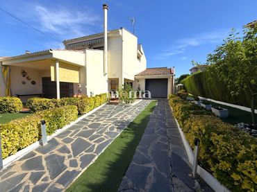 Casa con piscina en venta en Montornès del Vallès