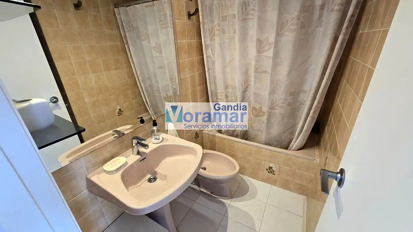 Bany de Apartament de lloguer en Gandia amb Terrassa, Moblat i Piscina comunitària