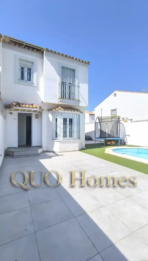 Außenansicht von Einfamilien-Reihenhaus zum Verkauf in Jerez de la Frontera mit Klimaanlage, Terrasse und Schwimmbad
