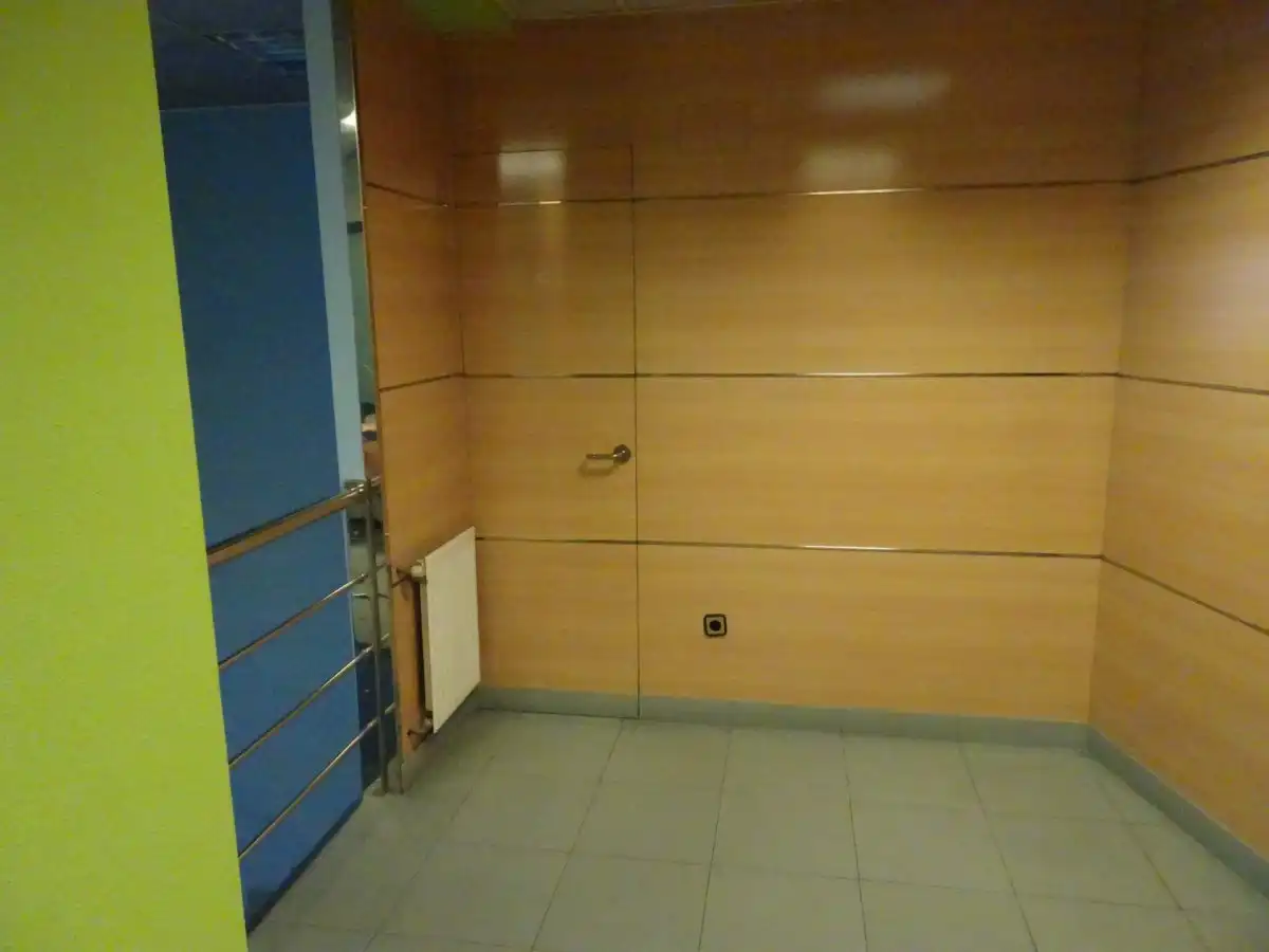 Büro zur Miete in Torrelavega  mit Klimaanlage, Abstellraum und Möbliert