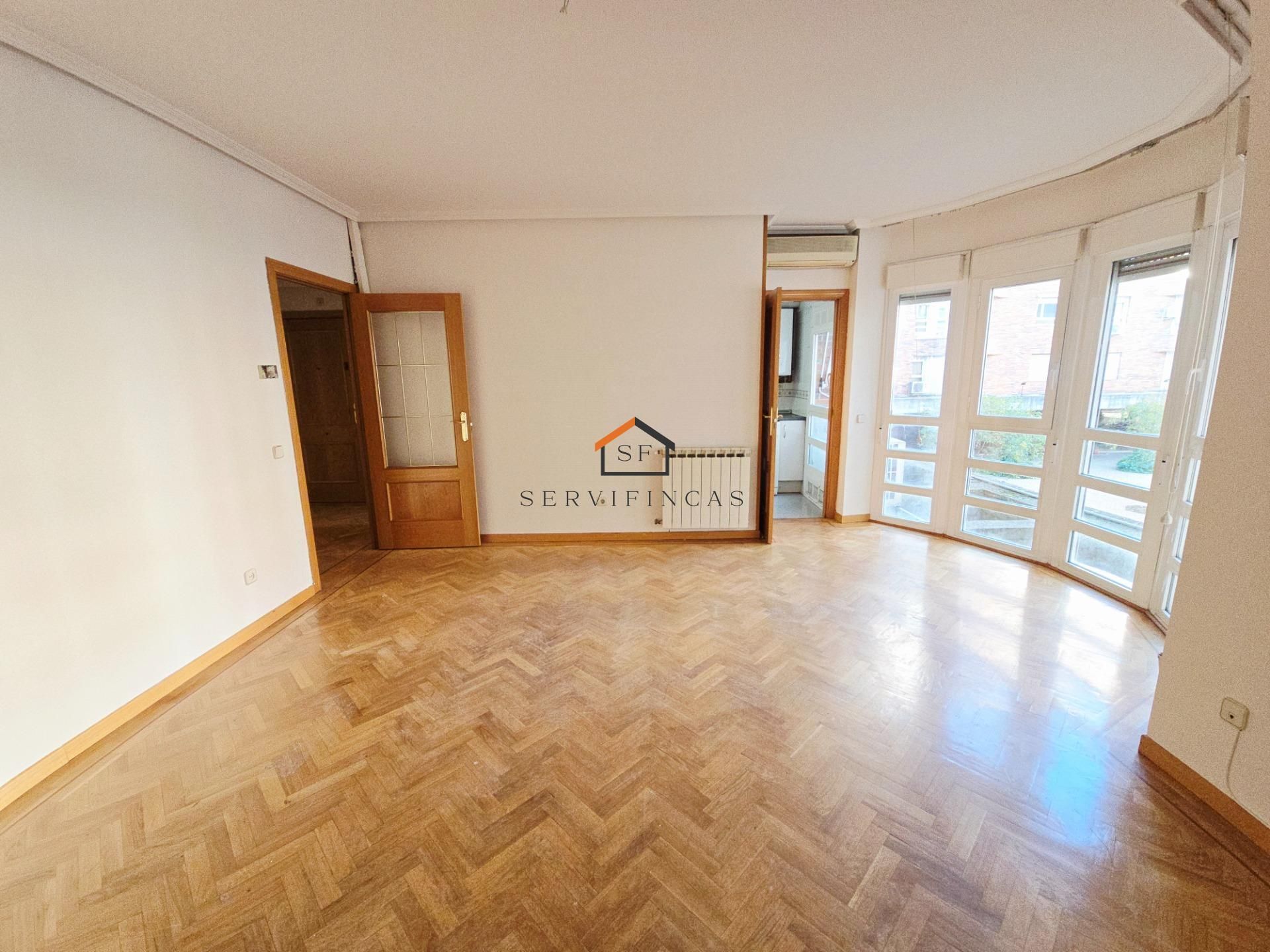 Sala d'estar de Pis en venda en  Madrid Capital amb Calefacció, Parquet i Traster